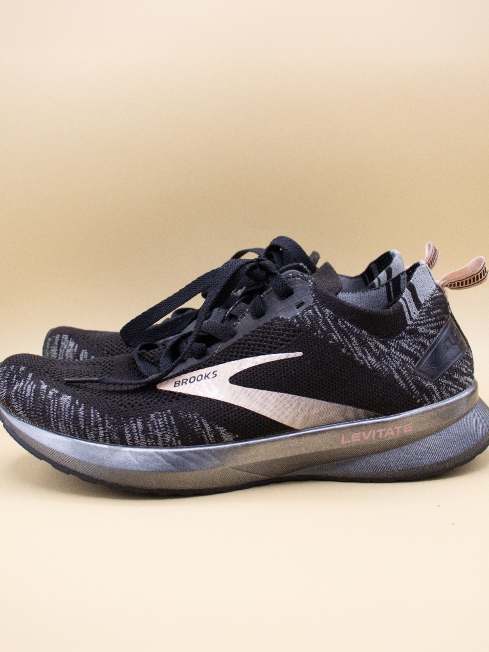 Brooks Levitate 4 Black Coral Athletic Shoes 1203351B041 Women's Size 8.5 B